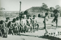 Vladimir Kozák na aldeia Kuikuro Lahatua. Alto Xingu, Mato Grosso, 1952.