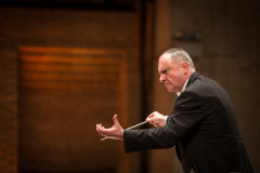 Orquestra Sinfônica do Paraná se apresenta com maestro inglês da Filarmônica de Goiás.