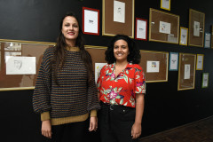 Exposição "Voz", no CJAP, apresenta obras de crianças e adolescentes atendidas pelo projeto "Transforme Sorrisos"; na foto as idealizadoras Ana Nísio e Isadora Macedo. 