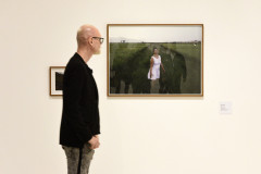 "Estamos Aqui" reúne obras de 15 artistas mulheres. 