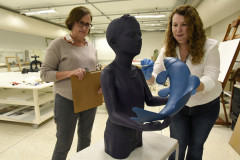 Vera e Cláudia, funcionárias do MAC-PR: equipe é responsável por todos os registros do acervo de 1.800 obra se documentação.