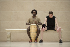 O bailarino Volmir Cordeiro e o músico Washington Timbó apresentam a performance Rua no Museu Paranaense dia 30 de julho.