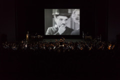 Orquestra Sinfônica do Paraná apresenta Charlie Chaplin em concerto ao vivo.