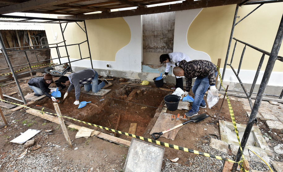 Museu Paranaense conduz escavações arqueológicas no centro histórico de Curitiba