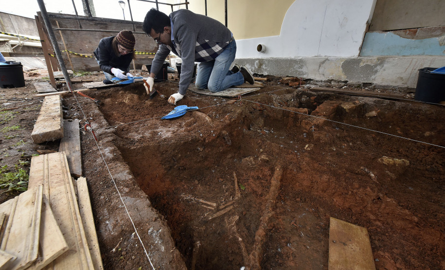 Museu Paranaense conduz escavações arqueológicas no centro histórico de Curitiba
