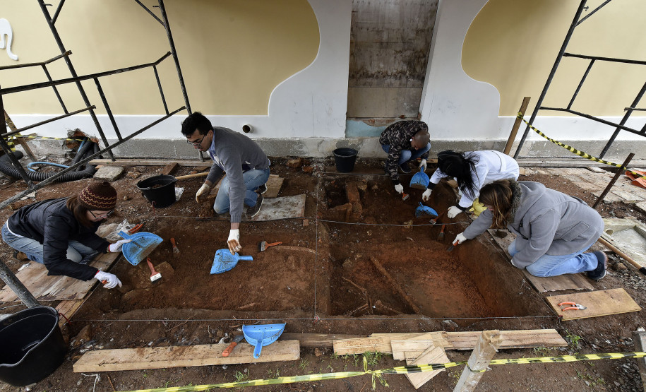 Museu Paranaense conduz escavações arqueológicas no centro histórico de Curitiba