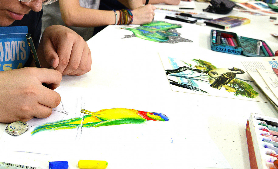 O tema “Heranças culturais do Paraná” tem o objetivo de incentivar os estudantes a refletirem sobre a identidade paranaense e expressá-la por meio da arte.