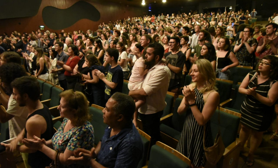 Público prestigia o Balé Teatro Guaíra na abertura do Festival de Dança de Londrina