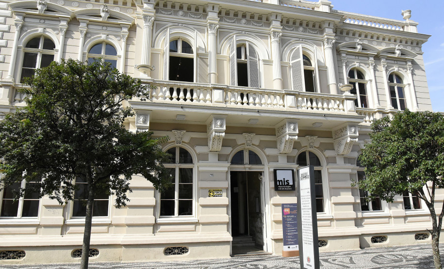 Fachada do Museu da Imagem e do Som do Paraná. Foto de Kraw Penas.