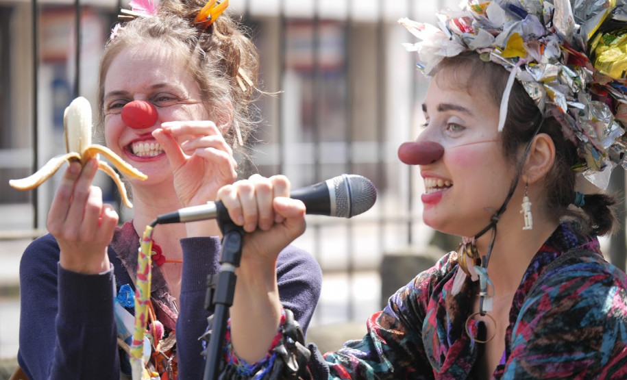 Filhas da Fruta, dupla de improvisação e palhaçaria que vai se apresentar no MIS-PR no dia 9 de novembro.