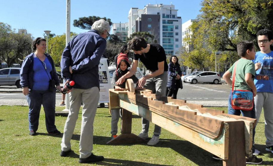 Dia 9 de novembro na parte da tarde o público poderá aproveitar vários brinquedos artesanais feitos por Marcelo Weber.