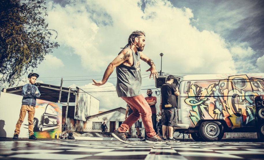 A galera da Kingston Kombi realiza uma intervenção no museu dia 23 de novembro, das 14h às 18h, com música, break e grafite.