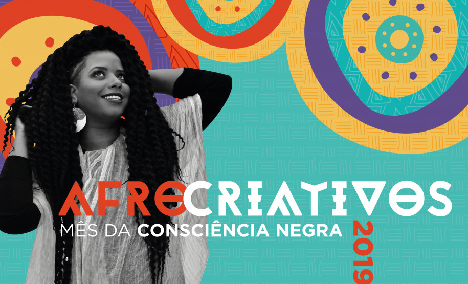 A curitibana, trancista, assistente social e criadora da Deby Tranças, Débora Pereira. Projeto gráfico: Área de Design SECC. Foto: Kraw Penas/SECC