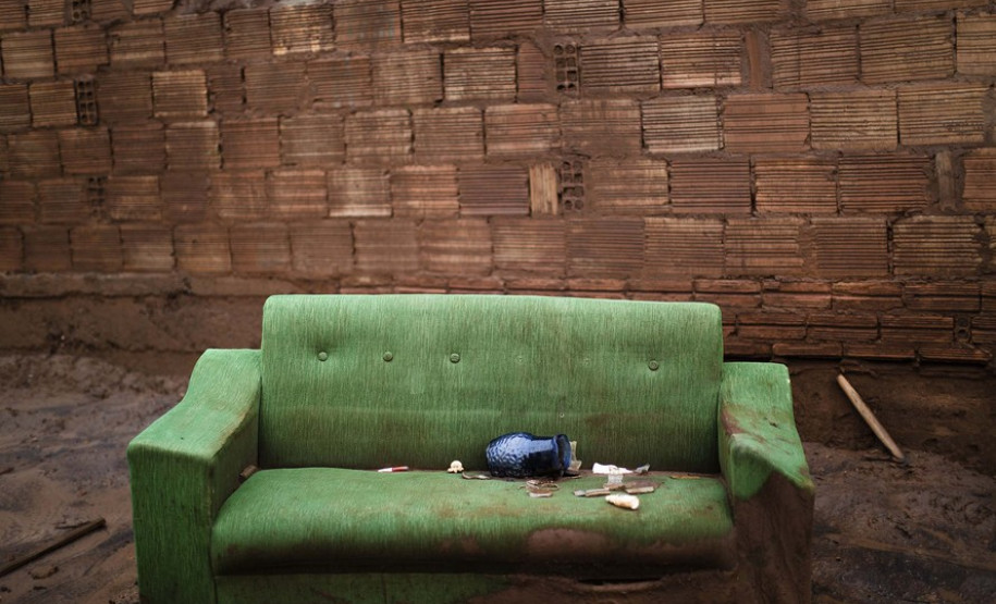 A exposição Mariana, com fotos de Christian Cravo e curadoria de Adriana Cravo, apresenta 26 fotografias impressas em fine art que retratam as memórias humanas de uma das maiores tragédias ambientais do país: o rompimento da barragem de Fundão, que vitimou fatalmente 19 pessoas e desabrigou centenas de famílias em Mariana (Minas Gerais), em 2015.