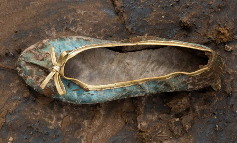 A exposição Mariana, com fotos de Christian Cravo e curadoria de Adriana Cravo, apresenta 26 fotografias impressas em fine art que retratam as memórias humanas de uma das maiores tragédias ambientais do país: o rompimento da barragem de Fundão, que vitimou fatalmente 19 pessoas e desabrigou centenas de famílias em Mariana (Minas Gerais), em 2015.