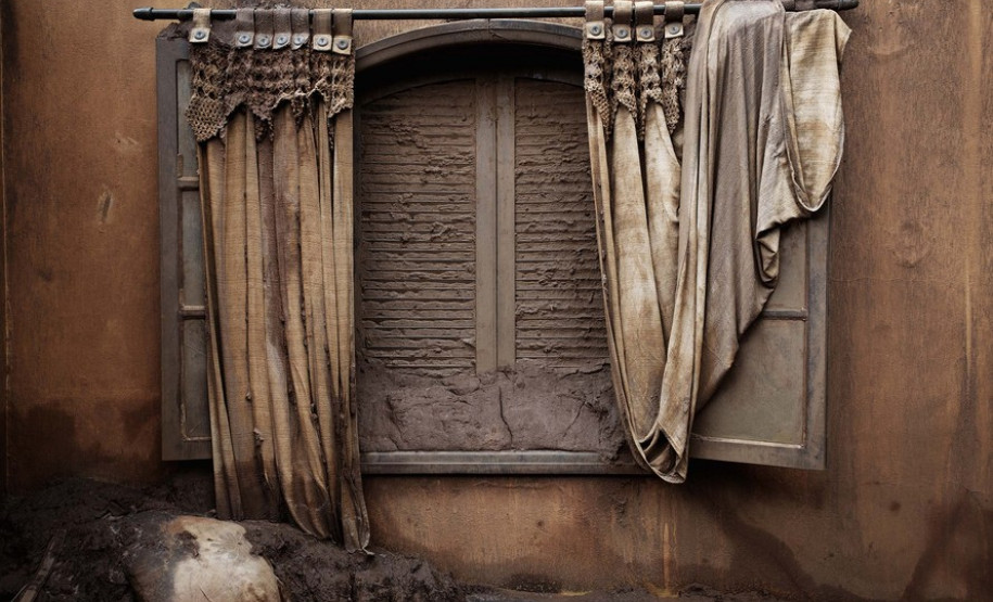 A exposição Mariana, com fotos de Christian Cravo e curadoria de Adriana Cravo, apresenta 26 fotografias impressas em fine art que retratam as memórias humanas de uma das maiores tragédias ambientais do país: o rompimento da barragem de Fundão, que vitimou fatalmente 19 pessoas e desabrigou centenas de famílias em Mariana (Minas Gerais), em 2015.