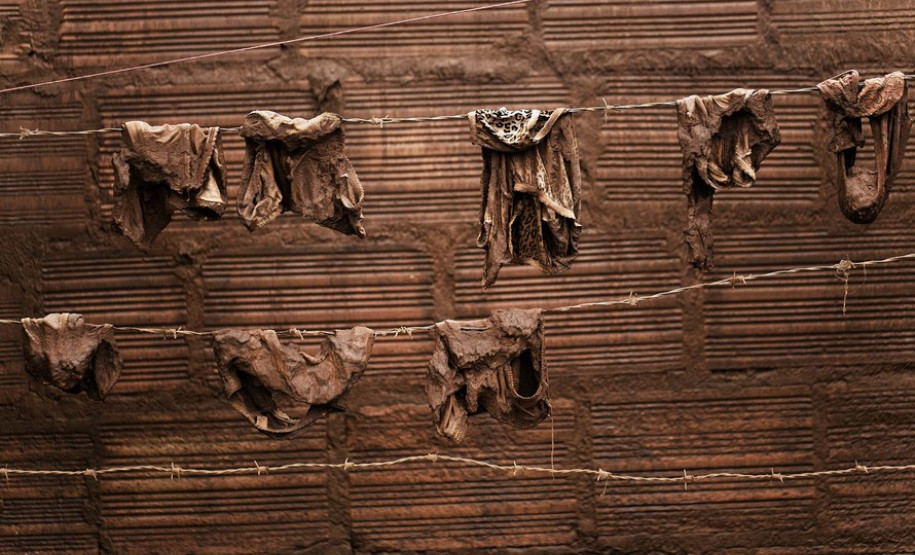 A exposição Mariana, com fotos de Christian Cravo e curadoria de Adriana Cravo, apresenta 26 fotografias impressas em fine art que retratam as memórias humanas de uma das maiores tragédias ambientais do país: o rompimento da barragem de Fundão, que vitimou fatalmente 19 pessoas e desabrigou centenas de famílias em Mariana (Minas Gerais), em 2015.