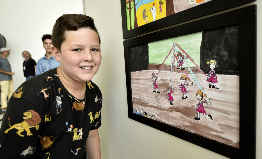 Miguel Taborda Ribas Leocardio, vencedor da categoria infantil, ao lado de sua obra na abertura da exposição do Concurso de Desenho do Centro Juvenil de Artes. Curitiba, 12 de novembro de 2019. Foto: Kraw Penas/SECC
