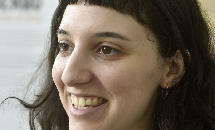 Jurada do concurso, a artista plástica Luiza Urban, na premiação do Concurso de Desenho do Centro Juvenil de Artes. Curitiba, 12 de novembro de 2019. Foto: Kraw Penas/SECC