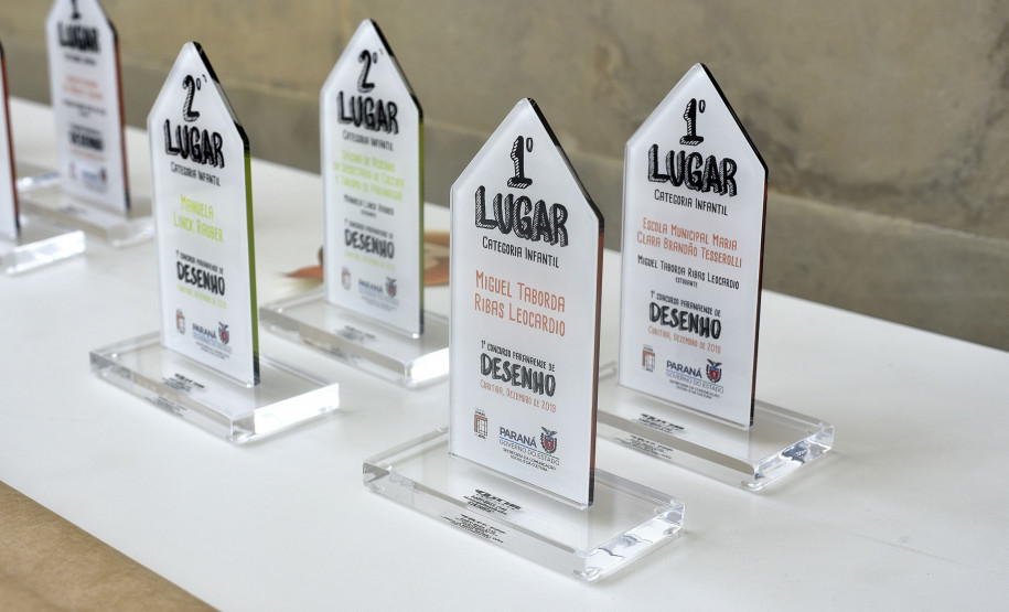 Troféus entregues na premiação do Concurso de Desenho do Centro Juvenil de Artes. Curitiba, 12 de novembro de 2019. Foto: Kraw Penas/SECC