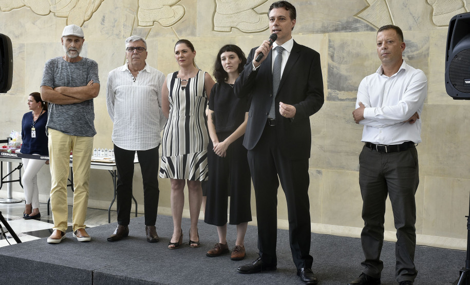 O diretor do Centro Jvenil de Artes, Luiz Gustavo Vidal Pinto, na premiação do Concurso de Desenho. Curitiba, 12 de novembro de 2019. Foto: Kraw Penas/SECC