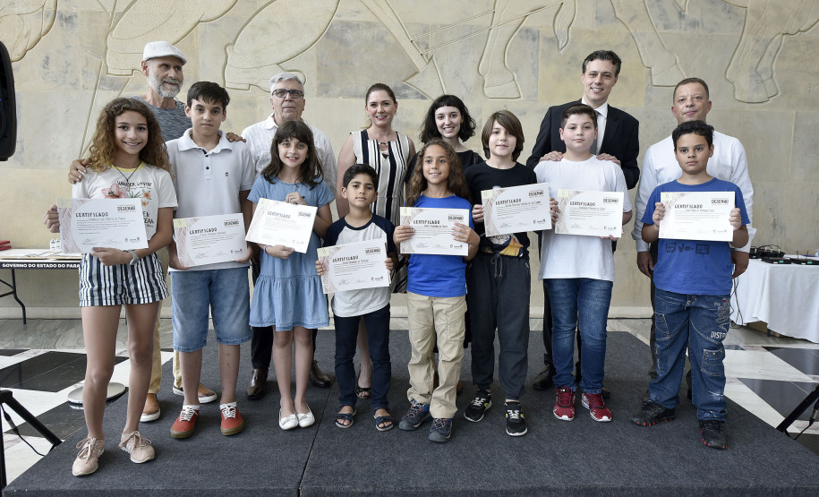 Crianças da Categoria Infantil que tiveram seus desenhos selecionados para a exposição recebem certificado de participação no Concurso de Desenho do Centro Juvenil de Artes Plásticas. Curitiba, 12 de novembro de 2019. Foto: Kraw Penas/SECC