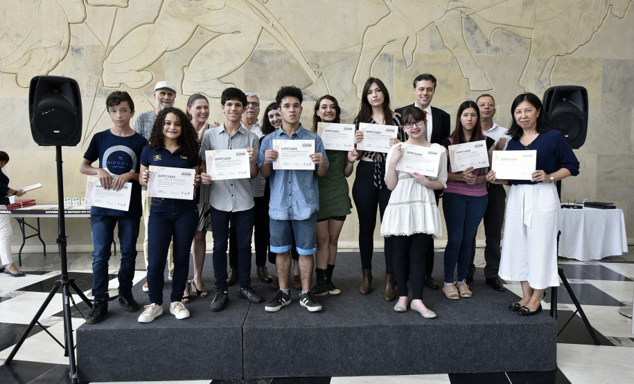 Jovens da Categoria Juvenil que tiveram seus desenhos selecionados para a exposição recebem certificado de participação no Concurso de Desenho do Centro Juvenil de Artes. Curitiba, 12 de novembro de 2019. Foto: Kraw Penas/SECC