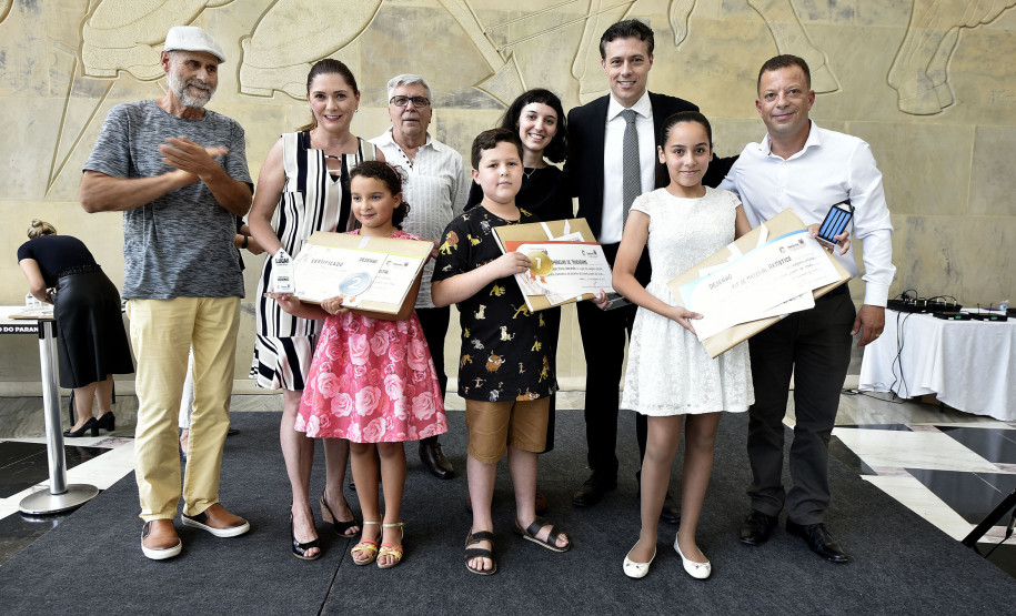 Os vencedores da Categoria Infantil recebem certificado, troféu e premiação. Da esquerda para a direita, Manuela Linck Rauber, Miguel Taborda Ribas Leocardio e Kathellen Juliane Gonçalves da Silva. Curitiba, 12 de novembro de 2019. Foto: Kraw Penas/SECC