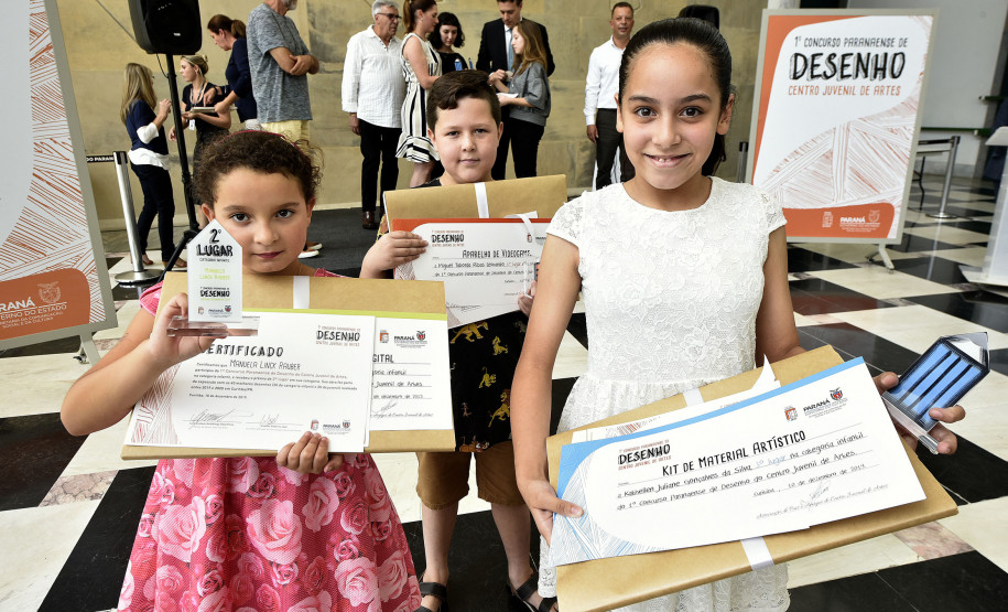 Os vencedores da Categoria Infantil recebem certificado, troféu e premiação. Da esquerda para a direita, Manuela Linck Rauber, Miguel Taborda Ribas Leocardio e Kathellen Juliane Gonçalves da Silva. Curitiba, 12 de novembro de 2019. Foto: Kraw Penas/SECC