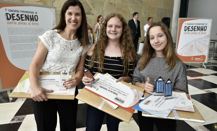 Os vencedores da Categoria Juvenil recebem certificado, troféu e premiação. Da esquerda para a direita, representante de Tales Michelena Munhoz, Vitória Regina Seibt Da Cas e Maria Clara Bicalho Patzsch. Curitiba, 12 de novembro de 2019. Foto: Kraw Penas/SECC