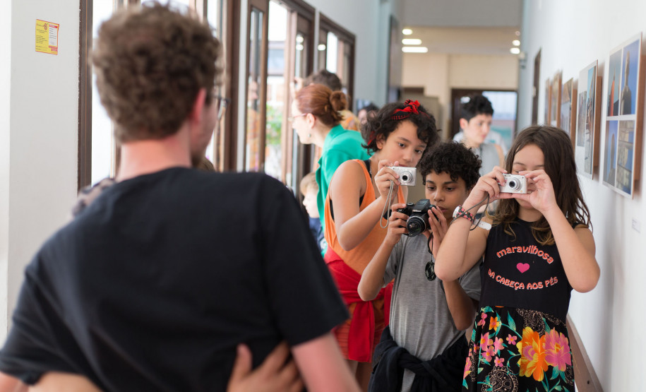 Alunos da Oficina de Fotografia do Centro Juvenil de Artes cobrem abertura da exposição da Alessandra do Rocio Andrade. Foto Maringas Maciel.