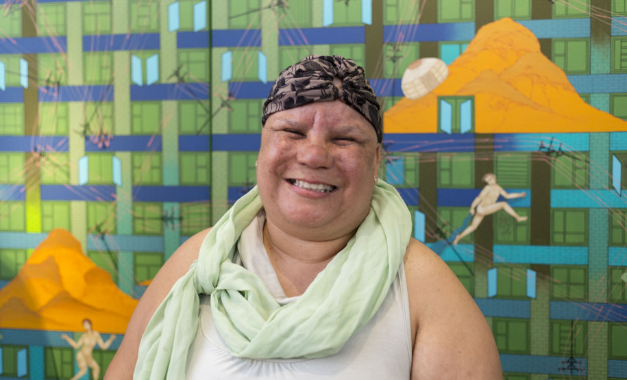 Alessandra do Rocio Andrade na abertura de sua exposição de fotos no Centro Juvenil de Artes. Foto Maringas Maciel.