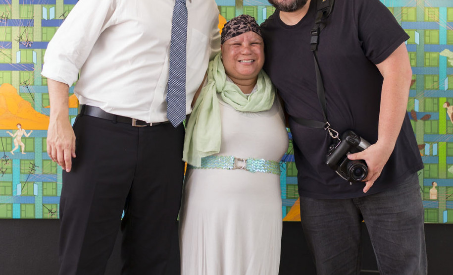 O diretor do Centro Juvenil de Artes Luiz Gustavo Vidal Pinto, a estagiária Alessandra do Rocio Andrade e o professor de fotografia, Aurélio Peluso. Foto de Maringas Maciel.