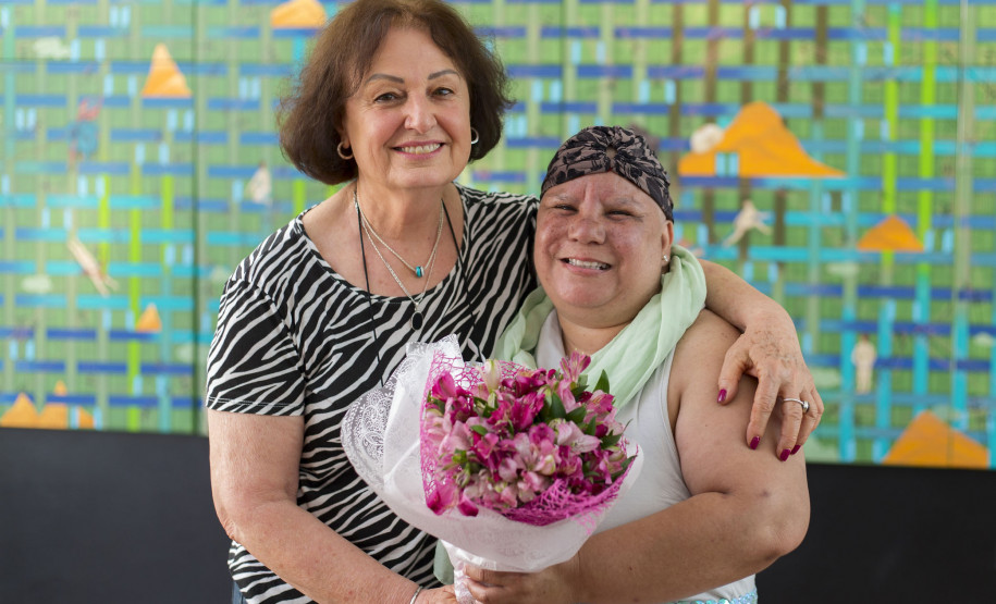 A professora Lurdinha Paglia e Alessandra do Rocio Andrade na abertura da exposição no Centro Juvenil de Artes. Foto Maringas Maciel.