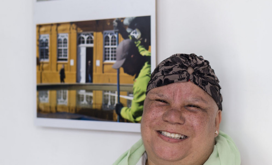 Alessandra do Rocio Andrade na abertura de sua exposição de fotos no Centro Juvenil de Artes. Foto Maringas Maciel.