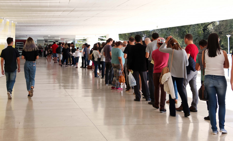Público forma fila na entrada do Museu Oscar Niemeyer. Foto Maíta Franco.