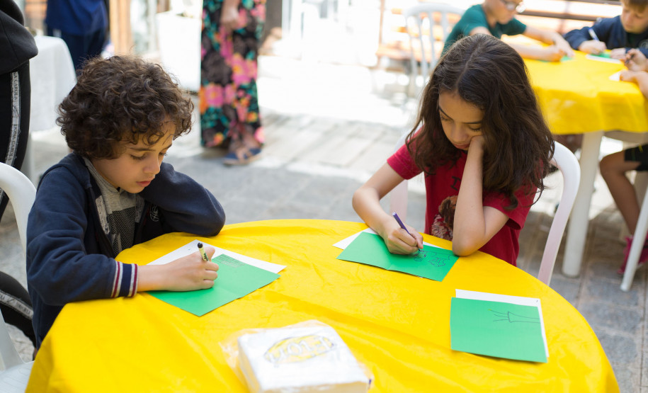 Alunos da turma de Artes Visuais produzem desenhos inspirados na obra de um artista convidado. Foto Maringas Maciel