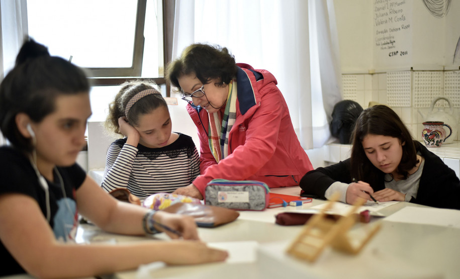 A professora Lurdinha Paglia orienta alunas do curso de Desenho. Foto Kraw Penas/SECC