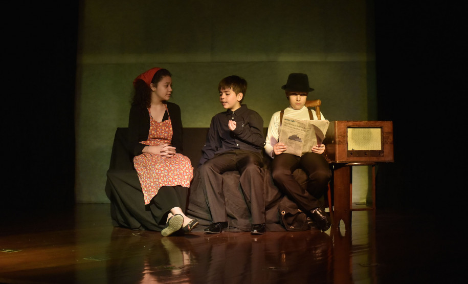 Crianças do curso de teatro ensaiam peça sobre Guido Viaro. Foto Kraw Penas/SECC