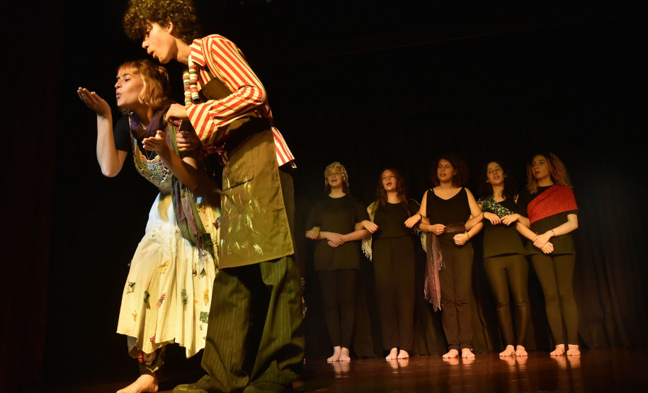 Turma juvenil do curso de teatro ensaia peça Insignificâncias em homenagem aos artistas populares Efigênia Rolim e Hélio Leites. Foto Kraw Penas/SECC