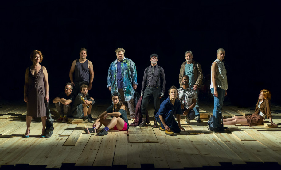 Elenco do espetáculo "Todo mundo!" do Teatro de Comédia do Paraná (TCP). Foto Maringas Maciel/CCTG