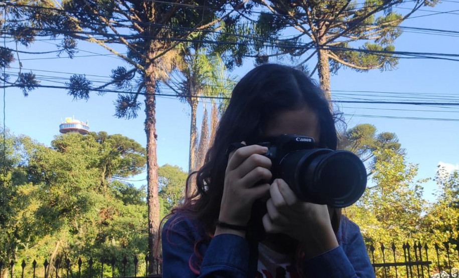 A estudante do curso de Fotografia do CJAP, Laura Pacheco, pratica os conceitos aprendidos no quintal de casa. Foto Priscila Pacheco.