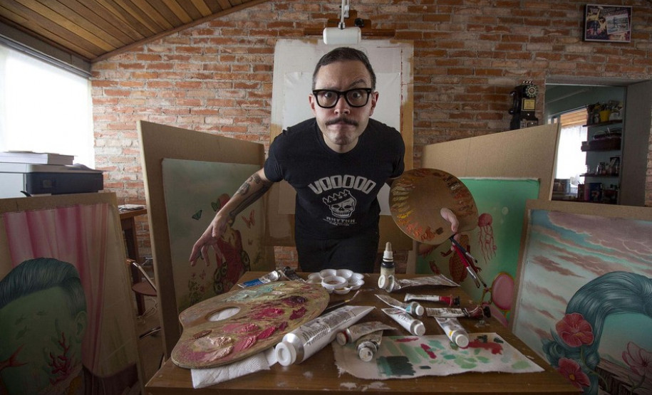 O artista Rafael Silveira trabalha em seu ateliê em Curitiba. Foto:MON
