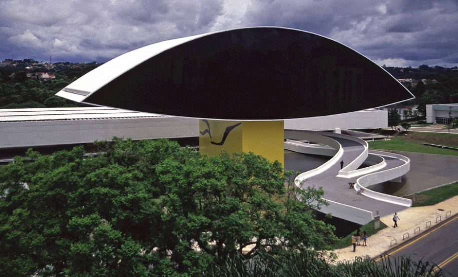 Vista para o Museu Oscar Niemeyer. Foto Leonardo Finotti
