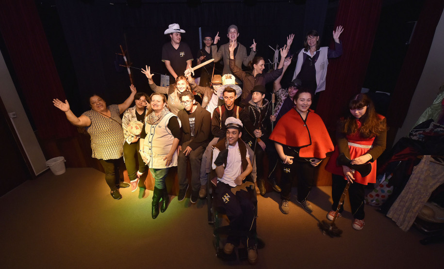 Alunos da Escola Estadual Ivone Pimentel durante circuito artístico promovido pelo Educativo do CJAP. Foto Kraw Penas/SECC