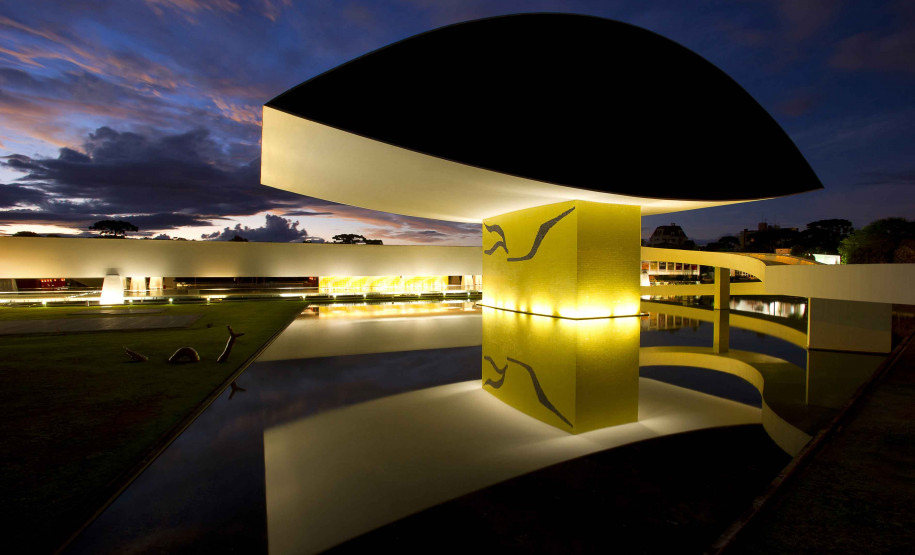 Museu Oscar Niemeyer. Foto Carlos Renato.