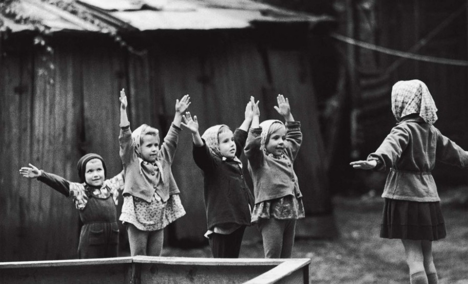 O Museu Oscar Niemeyer (MON) inaugura uma nova exposição virtual no Google Arts & Culture neste 1º de maio. “Antanas Sutkus: Um Olhar Livre” reúne imagens feitas pelo fotógrafo lituano, um dos mais expressivos em âmbito mundial. Agora são nove mostras do MON disponíveis na plataforma.