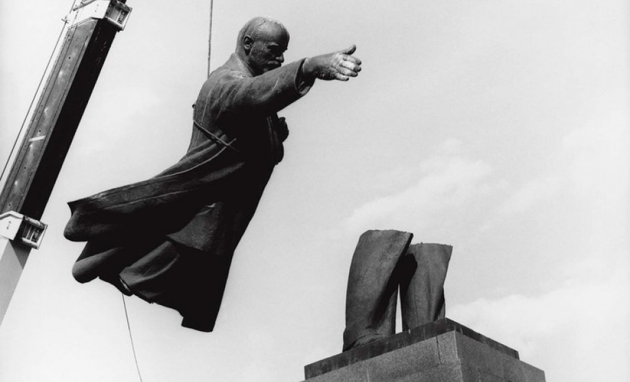 O Museu Oscar Niemeyer (MON) inaugura uma nova exposição virtual no Google Arts & Culture neste 1º de maio. “Antanas Sutkus: Um Olhar Livre” reúne imagens feitas pelo fotógrafo lituano, um dos mais expressivos em âmbito mundial. Agora são nove mostras do MON disponíveis na plataforma.