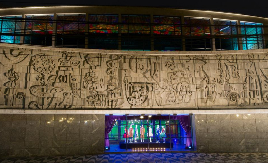 Exposição na fachada do Teatro Guaíra. Foto Maringas Maciel