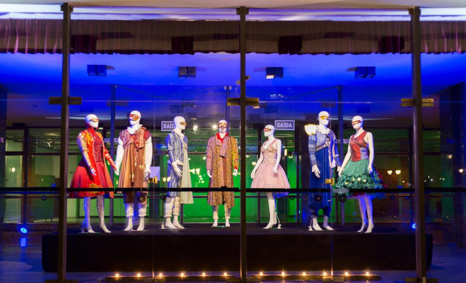 Exposição na fachada do Teatro Guaíra. Foto Maringas Maciel